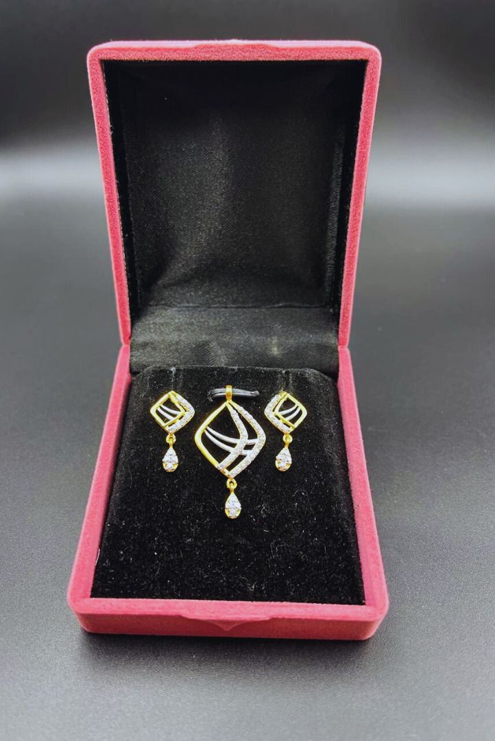 NJ Arts Yellow Gold Eleganza Radiant Curve Set 22kt NA Earring & Pendant Set